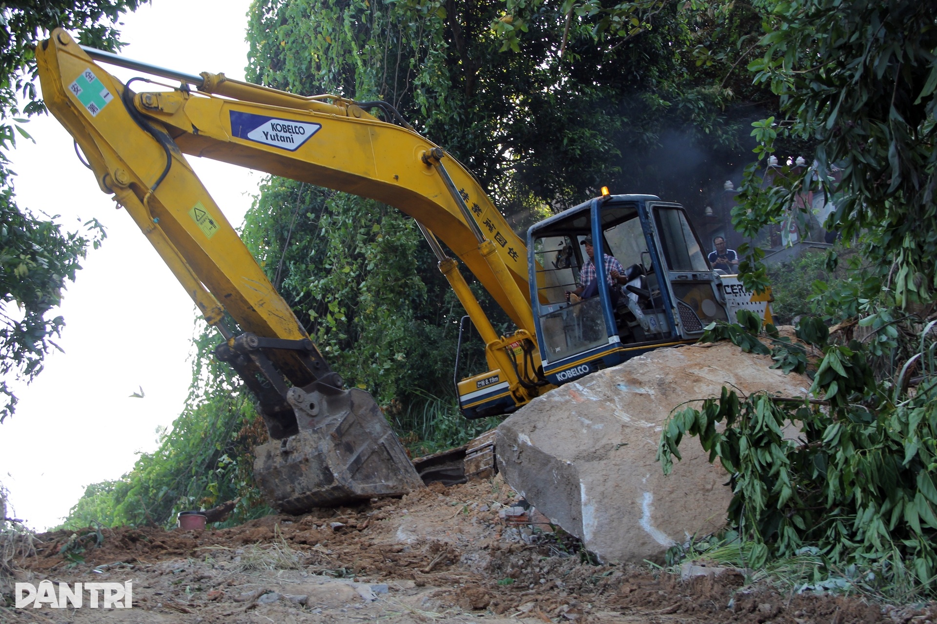 Sạt lở hầm đường sắt Bãi Gió: Khoan xuyên sườn núi, đổ bê tông để gia cố - 2