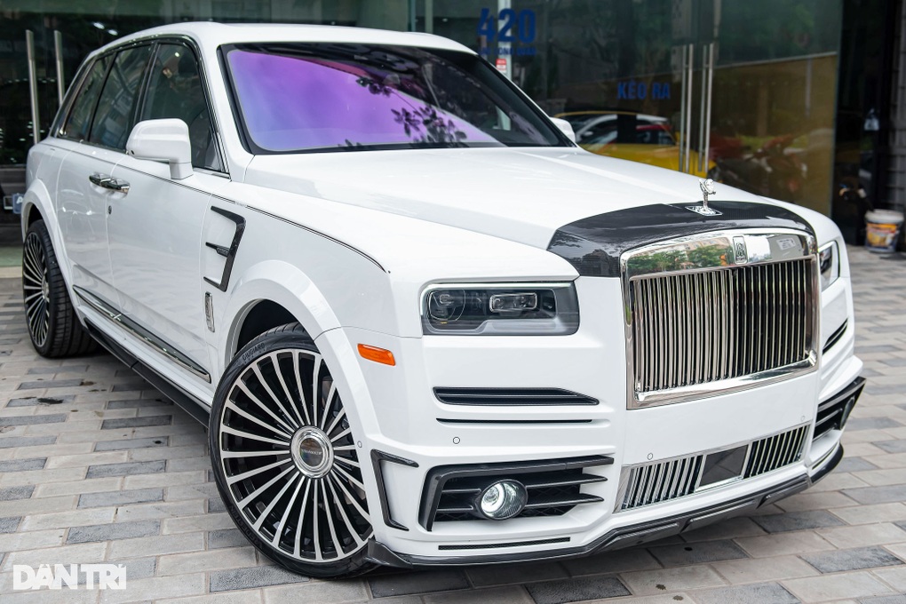 Rolls-Royce Cullinan độ Mansory đầu tiên về Việt Nam, đăng kiểm mất cả năm - 5 Rolls-Royce Cullinan độ Mansory đầu tiên về Việt Nam, đăng kiểm mất cả năm - 5