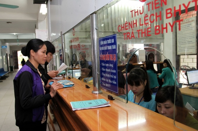 Người dân đến Bệnh Viện Đa Khoa (Hưng Yên) đăng ký khám chữa bệnh bảo hiểm y tế.
