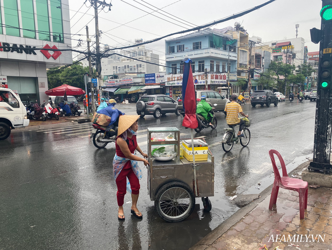 Mưa trắng trời sáng đầu tuần, người Sài Gòn bì bõm đi làm giữa đường kẹt xe, trẻ con mệt nhoài theo cha mẹ - Ảnh 7. Mưa trắng trời sáng đầu tuần, người Sài Gòn bì bõm đi làm giữa đường kẹt xe, trẻ con mệt nhoài theo cha mẹ - Ảnh 7.