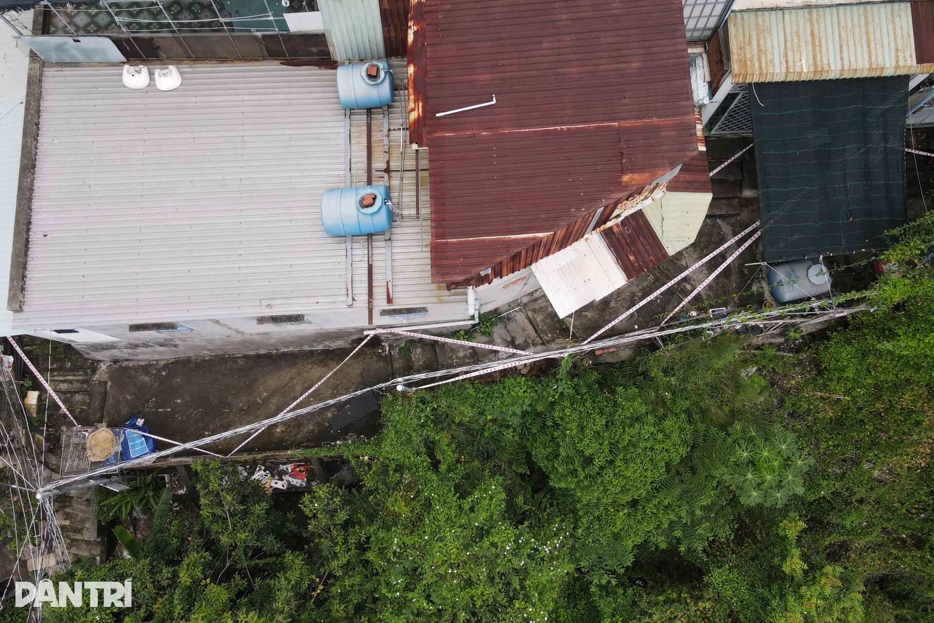 Cận cảnh khu vực nguy cơ sạt lở khiến 19 hộ dân Vũng Tàu di dời trong đêm - 2 Cận cảnh khu vực nguy cơ sạt lở khiến 19 hộ dân Vũng Tàu di dời trong đêm - 2