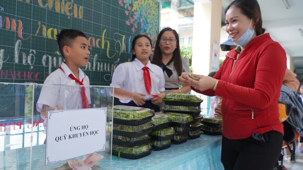 Học sinh thành phố trồng rau gây quỹ học bổng giúp bạn vượt khó - 2