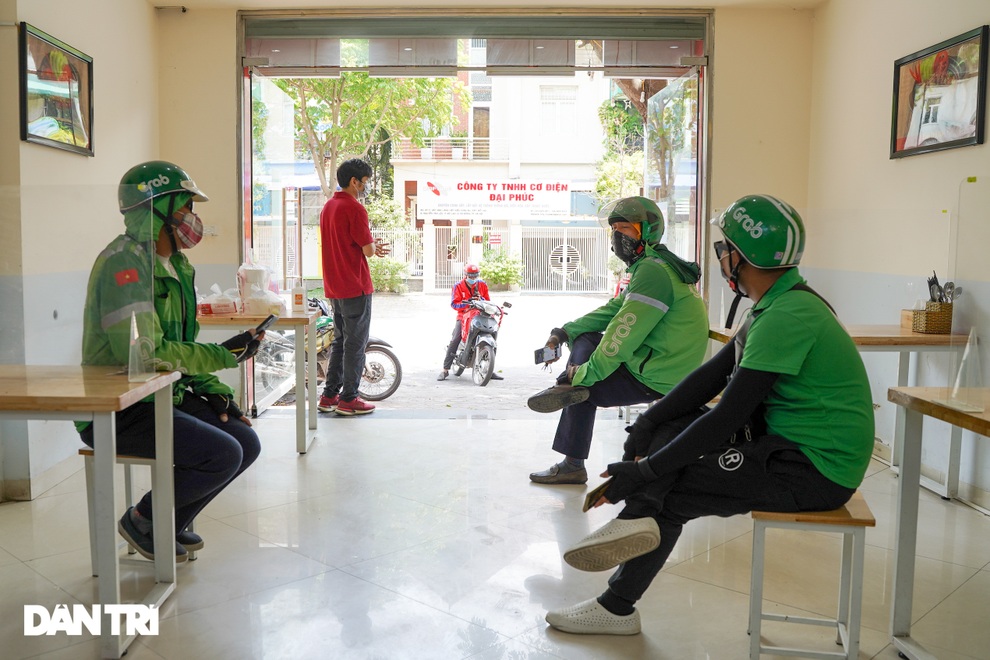 Shipper ở Hà Nội cháy đơn đợt nắng nóng, thu nhập không cao như lời đồn - 3 Shipper ở Hà Nội cháy đơn đợt nắng nóng, thu nhập không cao như lời đồn - 3