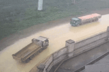 Xe tải đấu đầu nhau và lời nhắc tài xế "nhẹ chân ga" khi đường trơn trượt