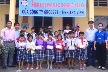 Grobest Việt Nam trao 160 suất học bổng đến các em học sinh nghèo tỉnh Trà Vinh