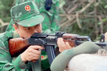 Việt Anh căng thẳng khi bắn đạn thật trong phim giờ vàng VTV
