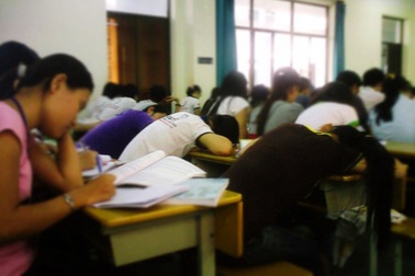 “Đau đầu” vì thi cử 