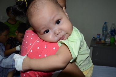 Tiếng khóc xé lòng của bé 11 tháng tuổi mắc ung thư máu cấp lai tủy