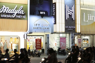 Đường Nguyễn Trãi bụi bặm bỗng trở thành phố thời trang sầm uất về đêm