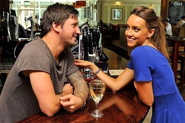 Chủ quán đến tận nhà đòi tiền vì chồng đi mát xa "ký sổ"