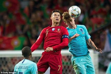 De Ligt sốc vì C.Ronaldo cầu xin anh đến Juventus