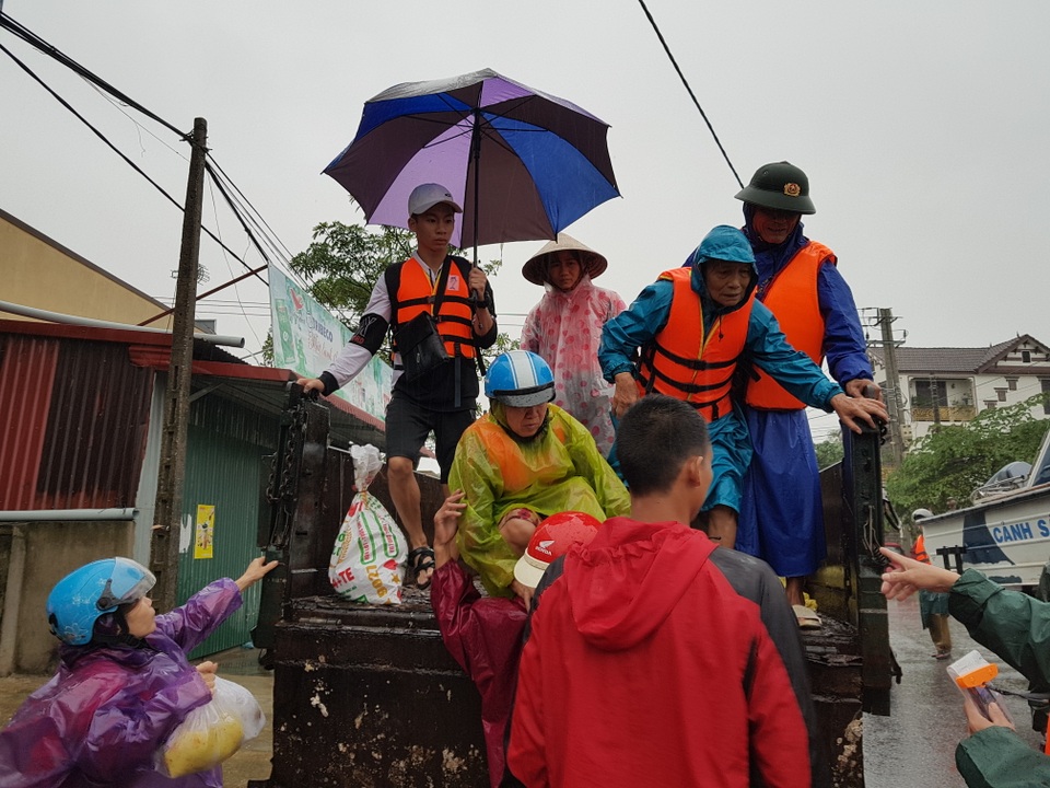 Nước dâng bất ngờ, người dân hối hả chạy lũ - 15 Nước dâng bất ngờ, người dân hối hả chạy lũ - 15