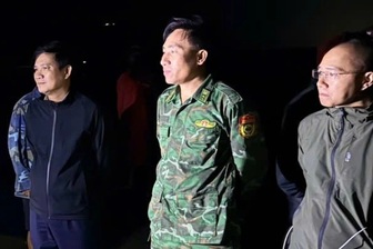 Chìm thuyền đánh cá, con trai thoát nạn, bố mất tích