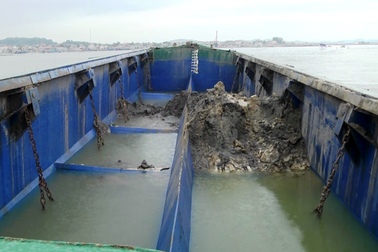 Vụ tàu xả thải xuống biển: 600 tấn chất thải có nguy hại không?