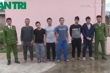 Nhóm côn đồ đi trên xe ô tô lao xuống đường chém người hung hãn