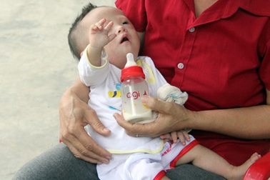 Mong manh sự sống của bé gái gần một năm tuổi chỉ cân nặng 4kg