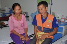 Bố khóc ròng khi đưa con đi cấp cứu với... 40.000 đồng