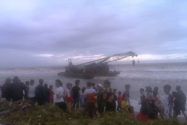 Bão đánh chìm tàu chở than, 13 người mất tích