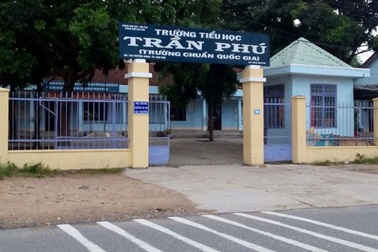 Một trường tiểu học phải trả lại tiền “phụ huynh thu hộ”