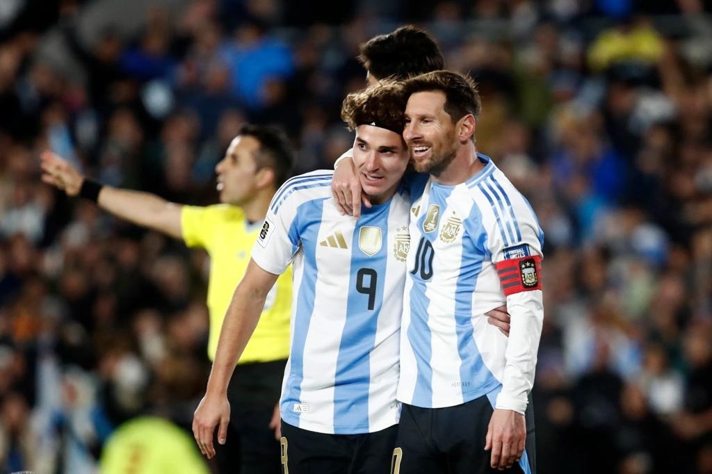 Lionel Messi cân bằng kỷ lục ghi bàn của Ronaldo tại vòng loại World Cup - 1