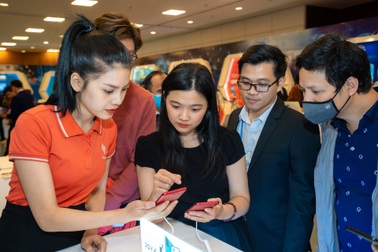 Người dùng háo hức trải nghiệm điện thoại Vsmart 5G "Make in Vietnam"