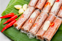 Nguy cơ tiềm ẩn khi ăn nem chua