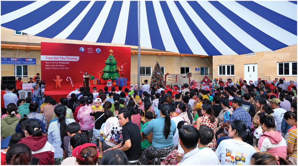 Prudential Vietnam menyebarkan kasih sayang Natal kepada pasien anak melalui kegiatan komunitas - 2 Prudential Việt Nam lan tỏa yêu thương mùa Giáng sinh đến bệnh nhi qua hoạt động cộng đồng - 2