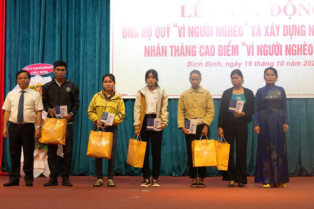 Bình Định đặt mục tiêu mỗi năm xây 500 nhà đoàn kết giúp hộ nghèo - 3 Bình Định đặt mục tiêu mỗi năm xây 500 nhà đoàn kết giúp hộ nghèo - 3