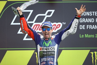 Lorenzo chiến thắng trong chặng đua đầy rẫy tai nạn