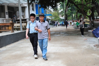 Cậu bé mù tiến thẳng vào đại học bằng giọng hát "mẹ cho"