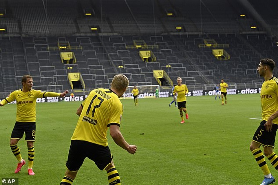 Những khoảnh khắc tỏa sáng của Haaland giúp Dortmund thắng đậm Schalke - 3 Những khoảnh khắc tỏa sáng của Haaland giúp Dortmund thắng đậm Schalke - 3