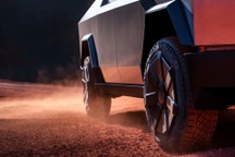 Mới chạy 10.000km, chiếc Tesla Cybertruck này đã mòn vẹt lốp