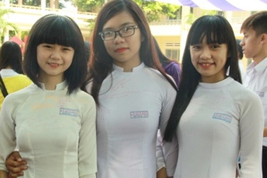 Học sinh lớp 12 phố núi rạng rỡ trong Lễ tri ân thầy cô