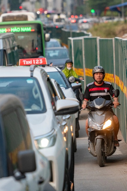 Đường Nghi Tàm, Yên Phụ nghẹt xe ngày đầu phân luồng thi công cầu Tứ Liên