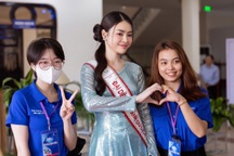 Hoa hậu Lý Kim Thảo diện áo bà ba nhận bằng khen tại quê nhà