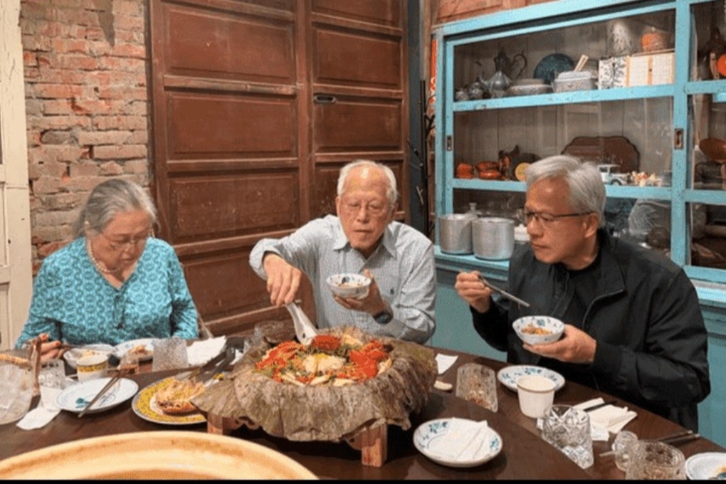 Bức ảnh bữa cơm gia đình của tỷ phú Jensen Huang khiến nhiều người suy ngẫm - 1 Bức ảnh bữa cơm gia đình của tỷ phú Jensen Huang khiến nhiều người suy ngẫm - 1