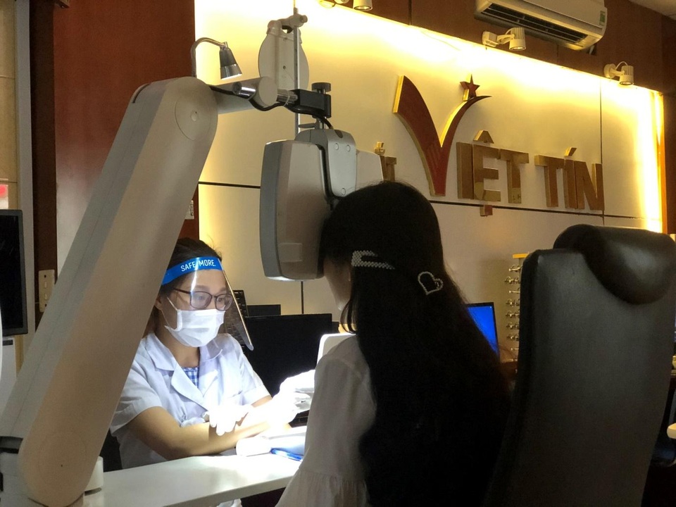 Đảm bảo an toàn vệ sinh khi đo mắt, đổi kính thuốc cùng Essilor - 2 Đảm bảo an toàn vệ sinh khi đo mắt, đổi kính thuốc cùng Essilor - 2