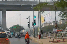 Nổi bật tuần qua: Tài xế phanh gấp khi đèn giao thông đột ngột chuyển màu