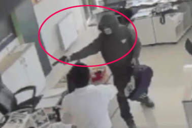 Hình ảnh kẻ bịt mặt cầm súng cướp hơn 2 tỷ đồng trong ngân hàng