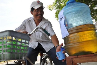 Bình trà đá miễn phí mát lòng người nghèo