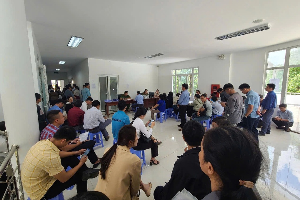 Cán bộ công an làm việc từ sáng tới khuya cấp đổi hàng nghìn con dấu - 2 Cán bộ công an làm việc từ sáng tới khuya cấp đổi hàng nghìn con dấu - 2