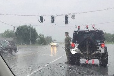 Hành động đẹp của người lính trong cơn mưa tầm tã “gây sốt” cộng đồng mạng