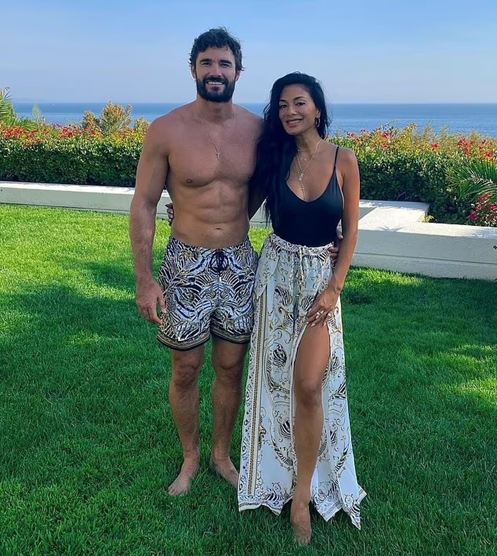 Bạn trai của nữ ca sĩ Nicole Scherzinger thoát y trên sân khấu - 1 Bạn trai của nữ ca sĩ Nicole Scherzinger thoát y trên sân khấu - 1