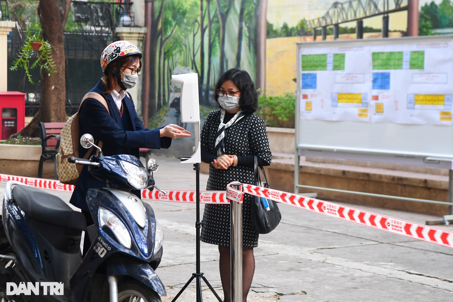 Học sinh lớp 12 ở Hà Nội bồi hồi, lo lắng trong ngày đầu trở lại trường - 4 Học sinh lớp 12 ở Hà Nội bồi hồi, lo lắng trong ngày đầu trở lại trường - 4