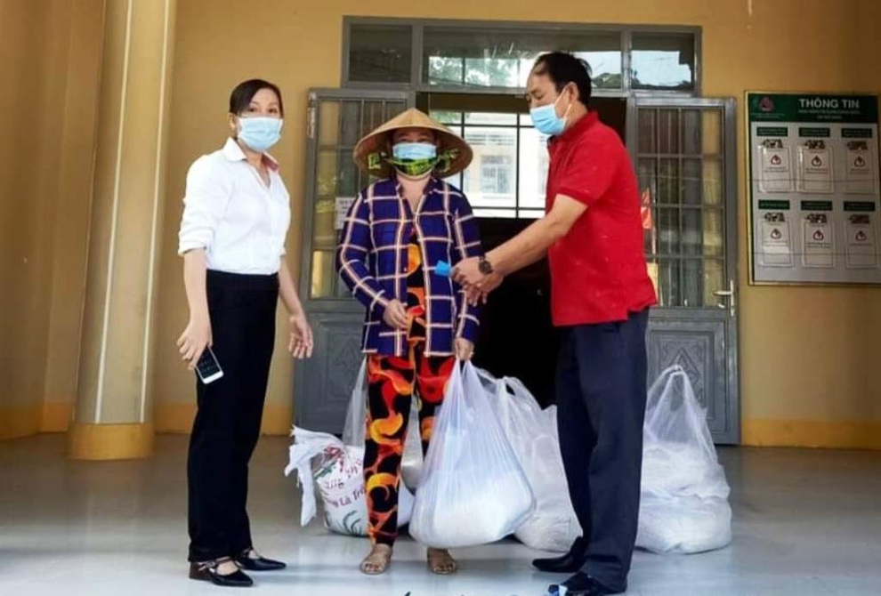Gần 100 hộ dân ở xã đảo Thổ Châu vui mừng nhận tiền hỗ trợ - 2 Gần 100 hộ dân ở xã đảo Thổ Châu vui mừng nhận tiền hỗ trợ - 2