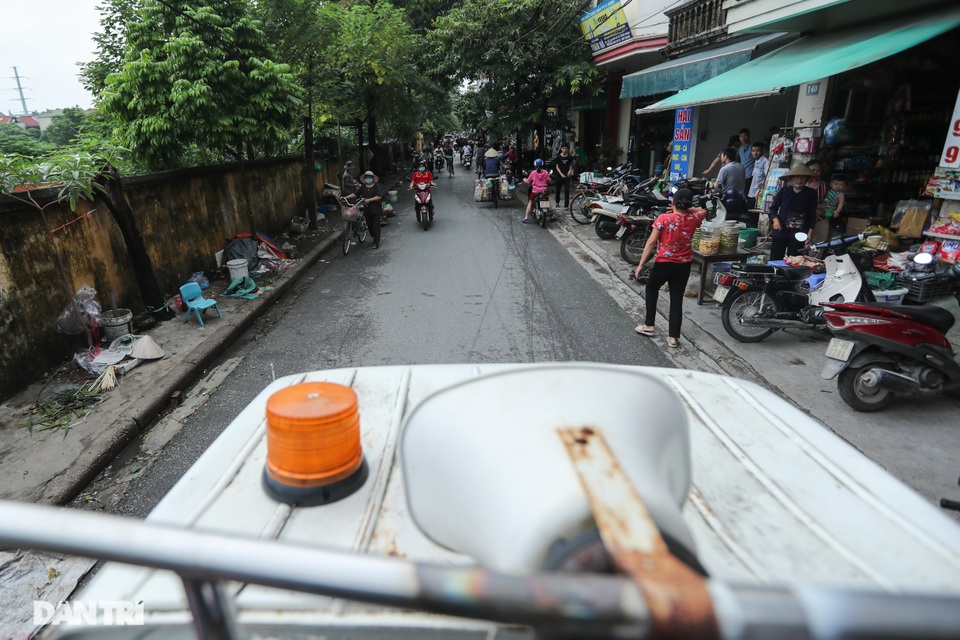 Hà Nội: Xử phạt hàng loạt trường hợp không đeo khẩu trang nơi công cộng - 11 Hà Nội: Xử phạt hàng loạt trường hợp không đeo khẩu trang nơi công cộng - 11