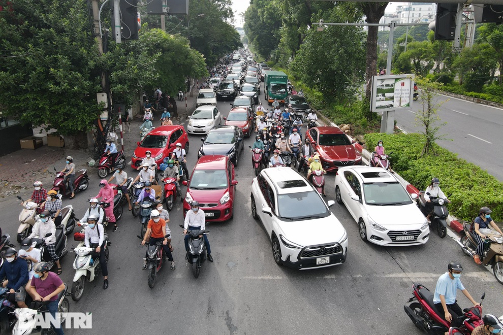Hà Nội trở lại với đặc sản ùn tắc đường phố sáng thứ Hai đầu tuần - 1 Hà Nội trở lại với đặc sản ùn tắc đường phố sáng thứ Hai đầu tuần - 1
