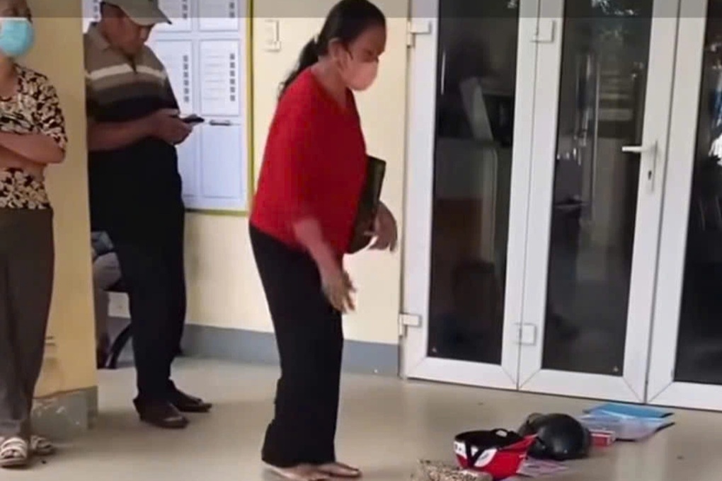 Lý do người dân đặt gạch, mũ bảo hiểm xếp hàng chờ làm thủ tục hành chính