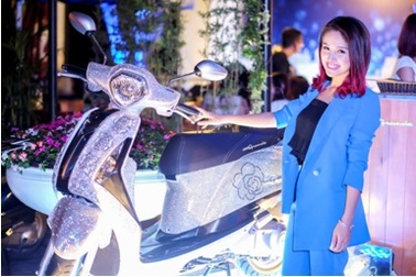 Thanh Vân Hugo xuất hiện cùng xe gắn pha lê Swarovski cực độc