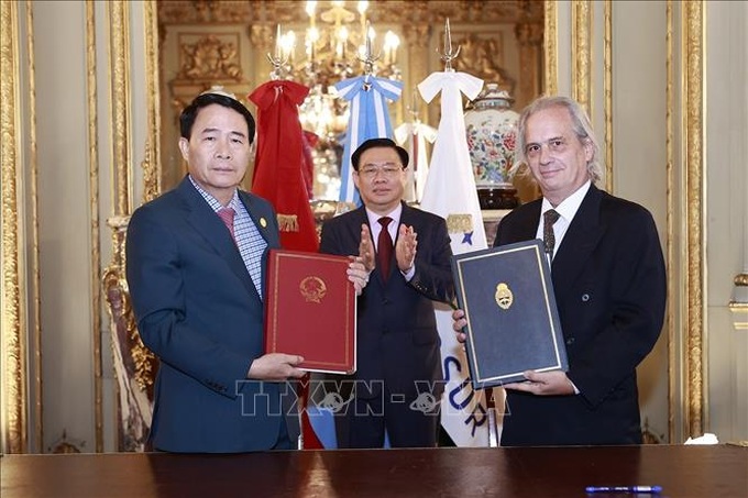 Chủ tịch Quốc hội Vương Đình Huệ chứng kiến Lễ ký kết Hiệp định dẫn độ.